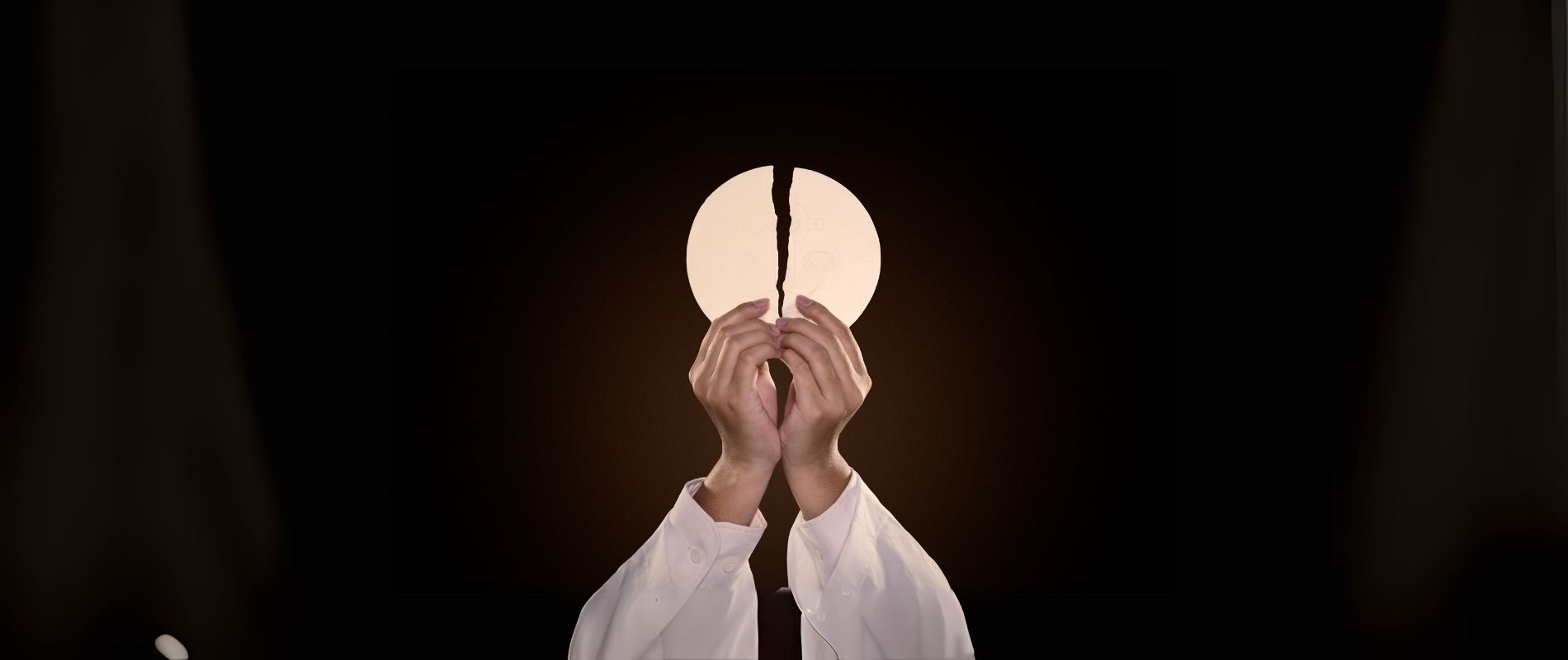 padre-eustaquio-eucaristia-topo