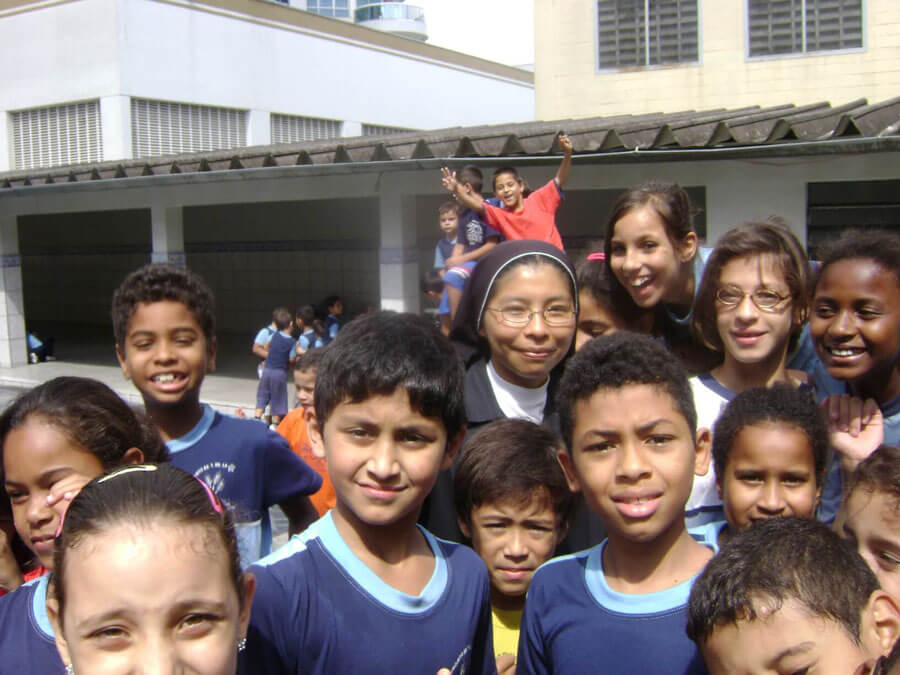 No ano de 1987 foi iniciado na Creche o projeto ESTRELA (Esporte,Trabalho,Reforço e Lazer), visando atender as crianças e adolescentes na faixa etária dos 7 aos 16 anos. Esse projeto nasceu da realidade vivida pelas crianças que ao completarem 7 anos saíam da creche, perdendo importante vínculo institucional de apoio. Em sua maioria , não conseguiam nem terminar o primeiro ano escolar , por falta de incentivo aos estudos , acompanhamento e até mesmo recursos, resultando em aumento da demanda cuja escola era a rua . Assim, com muito esforço e sacrifício, foi iniciado o projeto ESTRELA, que visa tirar crianças e adolescentes da situação de rua, oferecendo-lhes, através de esportes, trabalho, reforço escolar, lazer, atendimento médico, nutricional e psicopedagógico, a possibilidade de ingressar e permanecer na escola, diminuindo a evasão escolar; a possibilidade de descobrir as próprias capacidades e adquirir confiança em si mesma, sentir o gosto de uma vida sadia e produtiva; desenvolver o sentido de responsabilidade e liberdade. Para dar continuidade às suas programações, a entidade vem obtendo com financiamento dos seus projetos junto ao poder público municipal, estadual e federal, além de parcerias com diversas organizações governamentais e não-governamentais. Também, para complementar os recursos financeiros, são promovidos eventos diversos como almoços e bazares beneficentes com a ajuda dos voluntários. Com o passar dos anos, a Associação Missionária Catequista do Sagrado Coração vem consolidando sua atuação junto à comunidade, sendo hoje uma referência de atendimento a famílias e pessoas que necessitam da sua assistência.